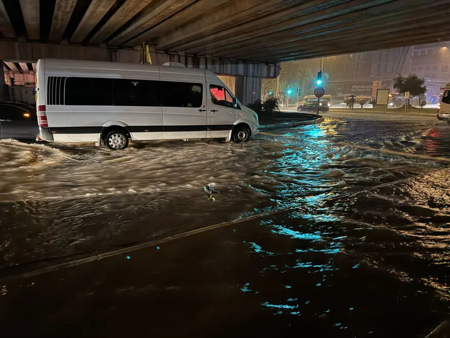 Antalya'da sel ve su baskını: 1 kişi yaşamını yitirdi, 3 ilçede okullar yarın da tatil (4 şehir için turuncu kodlu uyarı) 