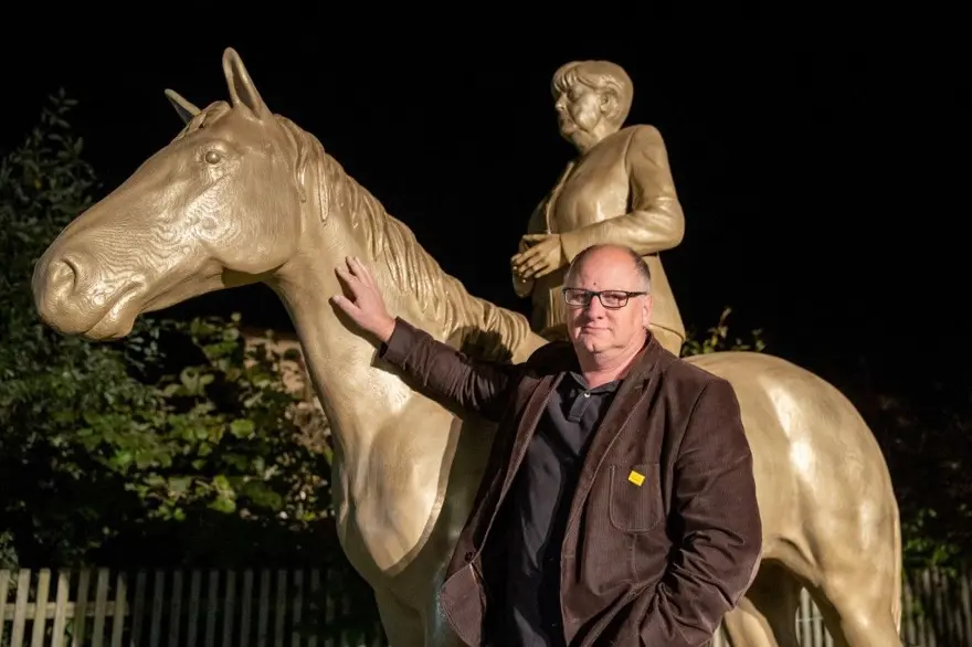 Angela Merkel'i at üstünde tasvir eden dev heykel sergilenmeye başladı 4