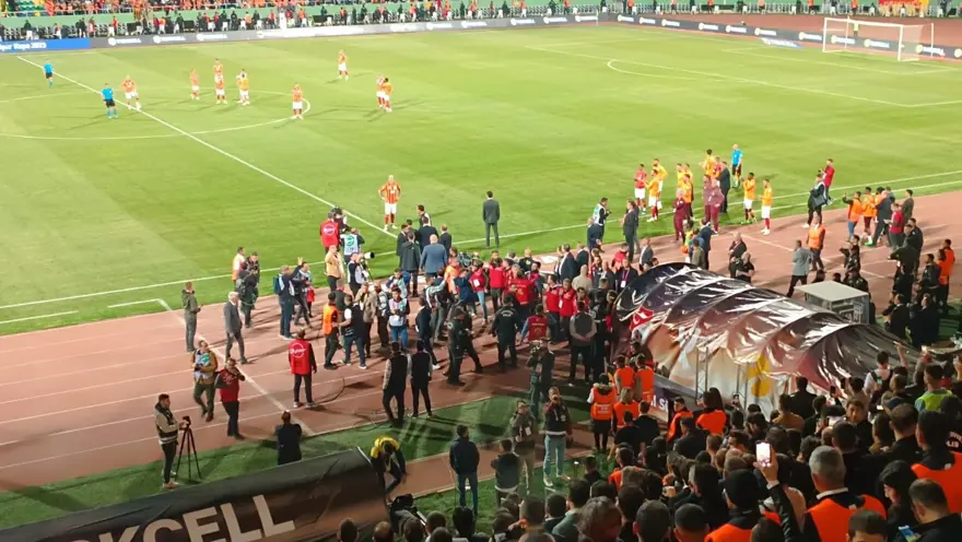 Galatasaray-Fenerbahçe Süper Kupa maçı yarım kaldı: Fenerbahçe sahadan çekildi Galatasaray-Fenerbahçe Süper Kupa maçı yarım kaldı: Fenerbahçe sahadan çekildi