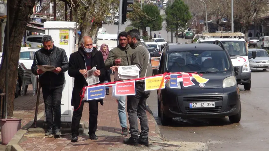 Hem kendini hem vatandaşı virüsten korumak için su borusu ile dolaşıyor 1