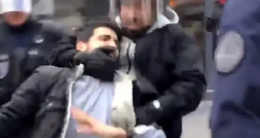 Macron'un göstericiyi darp eden korumasına gözaltı Macron'un göstericiyi darp eden korumasına gözaltı