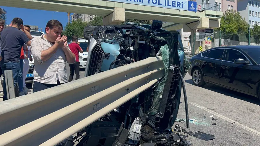 Pendik'te feci kaza: Bariyere ok gibi saplandı 1