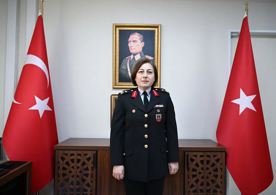 CUMHURİYET'İN İLK KADIN GENERALİ ÖZLEM YILMAZ 4 CUMHURİYET'İN İLK KADIN GENERALİ ÖZLEM YILMAZ 4