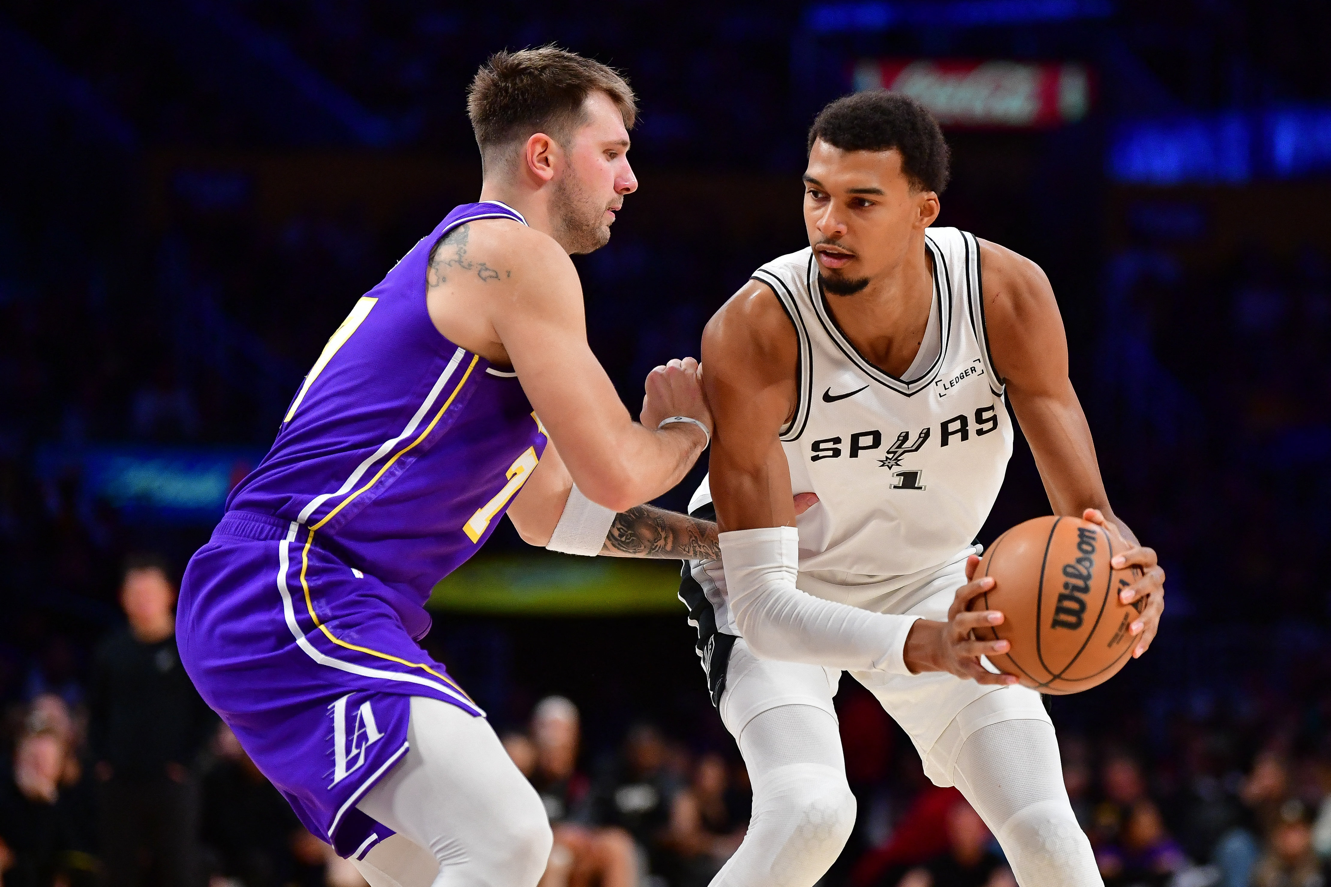 Los Angeles Lakers, yenilmezlik serisini son nefeste korudu: 118-116