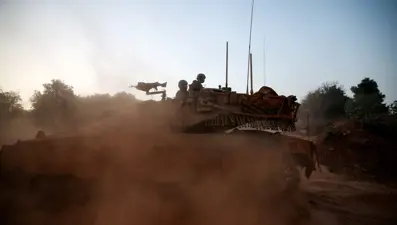 Ateşkese rağmen saldırı: İsrail Lübnan'da bir aracı hedef aldı