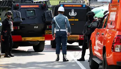 Endonezya'da camide patlama: 17 yaşındaki saldırgan 55 kişiyi yaraladı