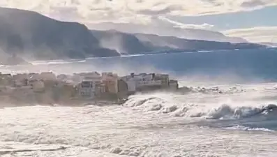 Kanarya Adaları’nda dev dalgalar 3 kişiyi öldürdü 