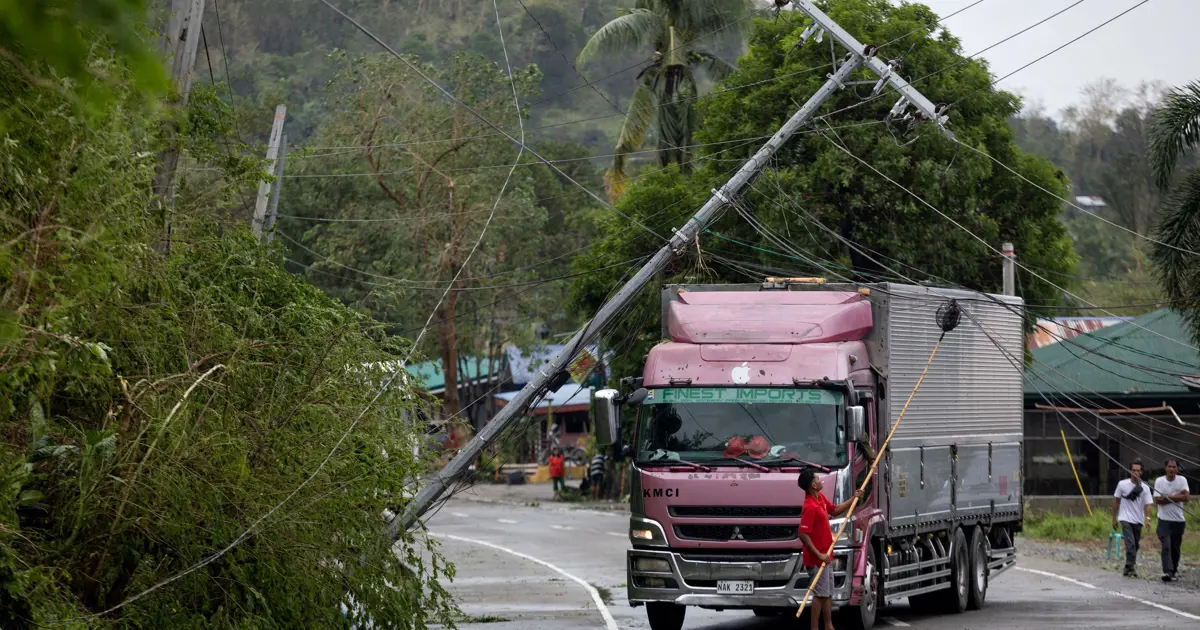 1 yılda 21'inci tayfun: Fung-wong Filipinler'i yıktı geçti