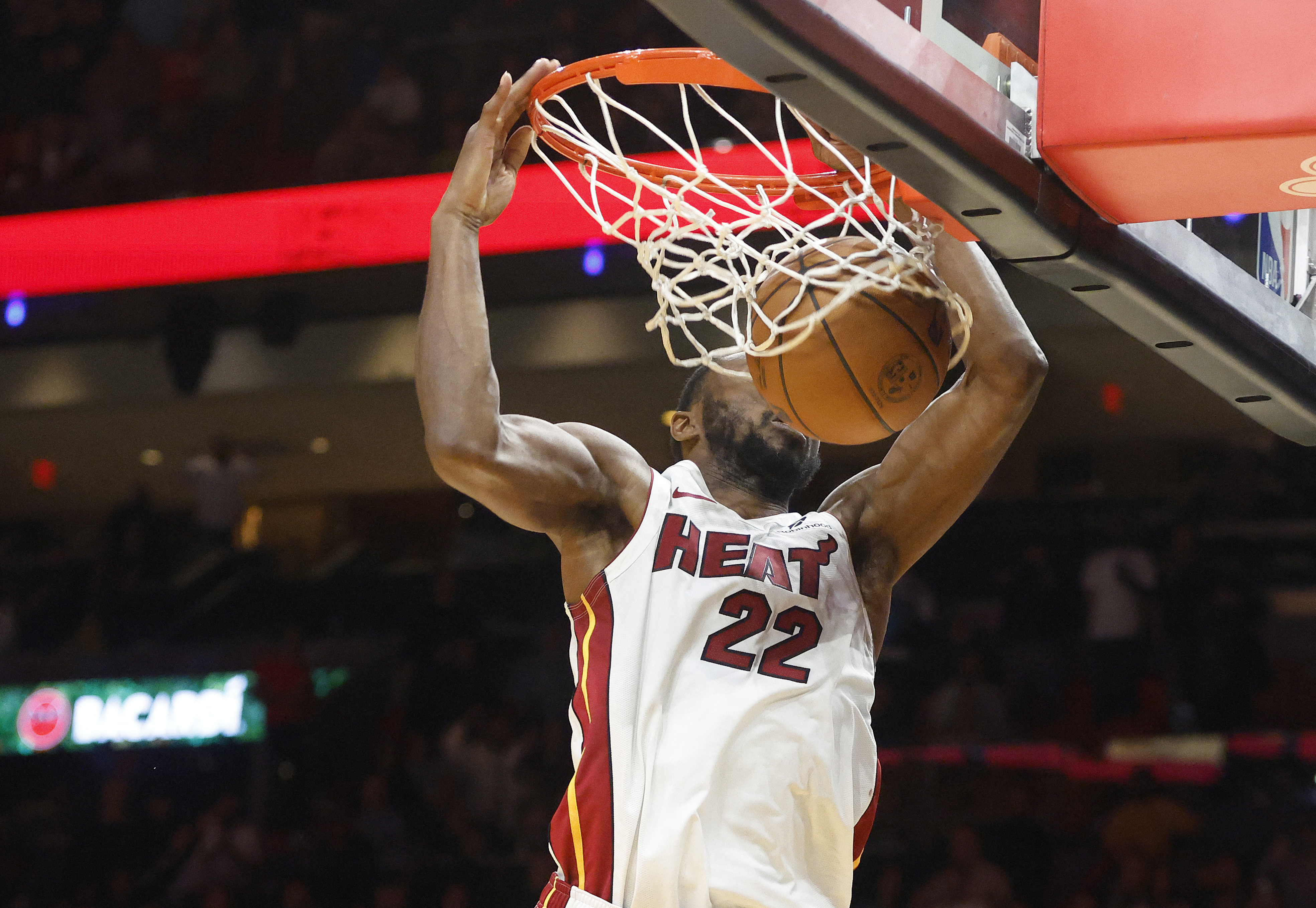 Andrew Wiggins smaçla bitirdi; Miami Heat uzatmada kazandı