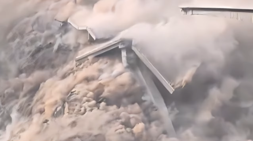 Çin'de 758 metrelik köprü çöktü 