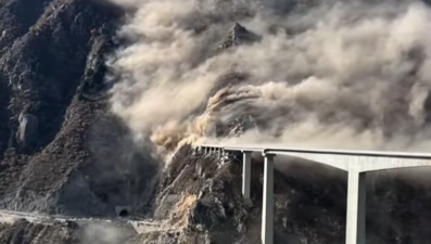 Çin'de 758 metrelik köprü çöktü