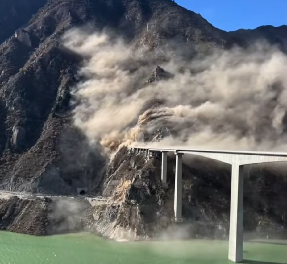 Çin'de 758 metrelik köprü çöktü
