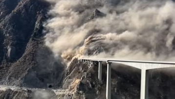 Çin'de 758 metrelik köprü çöktü