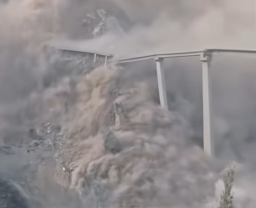 Çin'de 758 metrelik köprü çöktü 2