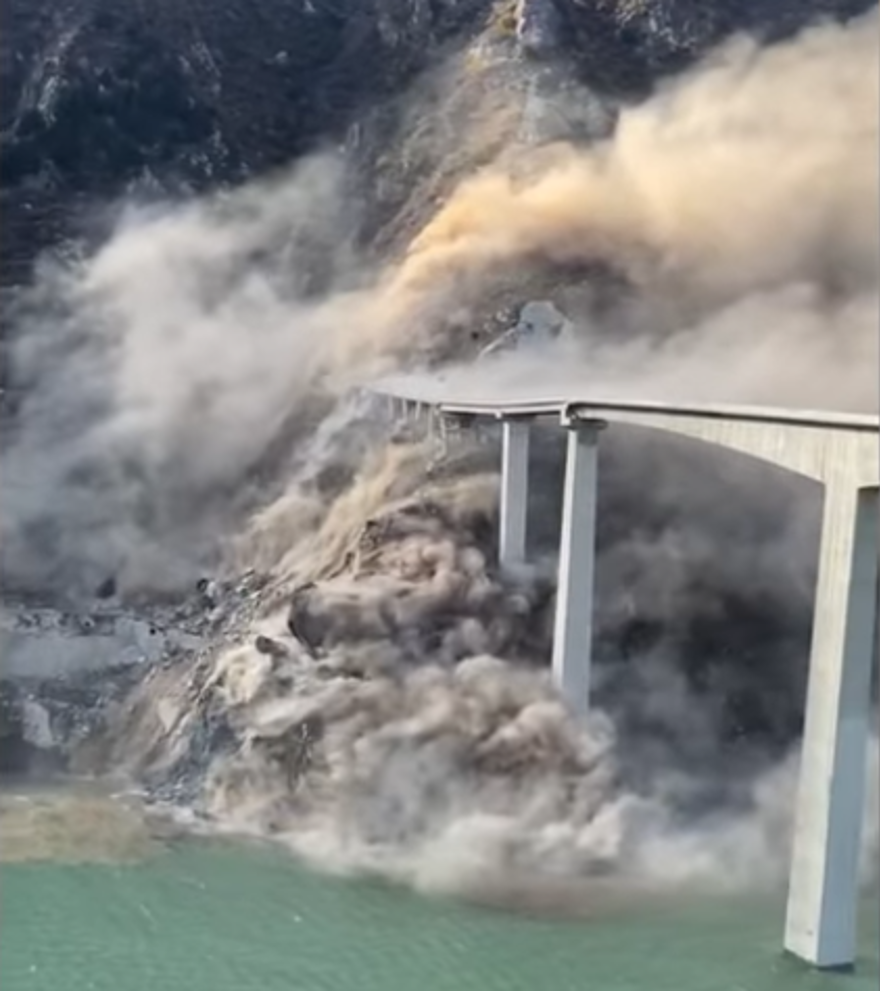 Çin'de 758 metrelik köprü çöktü 3