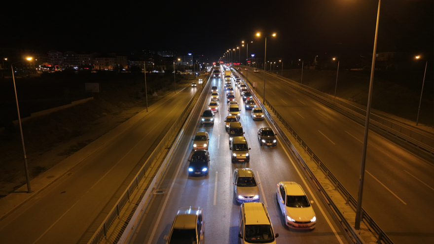 Tatilcilerin dönüş yoğunluğu: 43 ilin geçiş noktasında trafik arttı 