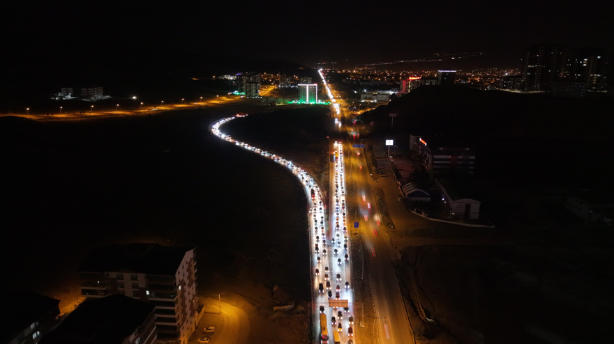 Tatilcilerin dönüş yoğunluğu: 43 ilin geçiş noktasında trafik arttı 5