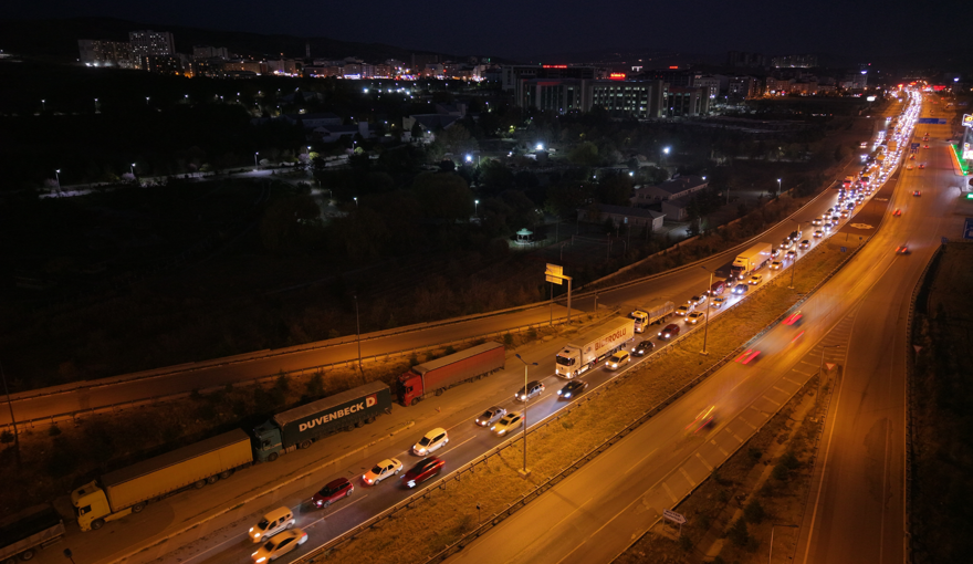 Tatilcilerin dönüş yoğunluğu: 43 ilin geçiş noktasında trafik arttı 1