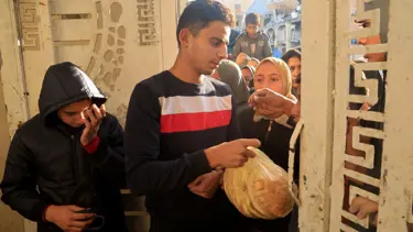 Gazze'ye insani yardım girmiyor, ekmek kuyrukları uzuyor