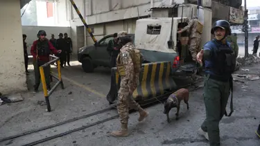 Pakistan paramiliter karargahına canlı bomba saldırısı: 3 ölü 5 yaralı