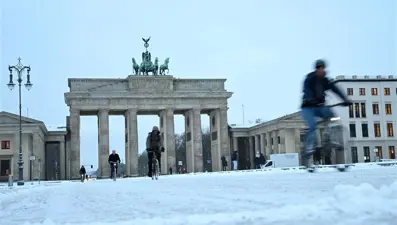 Almanya'da kar yağışı hayatı felç etti : 3 kişi hayatını kaybetti 