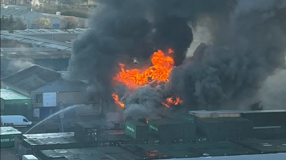 Londra'da büyük depo yangını