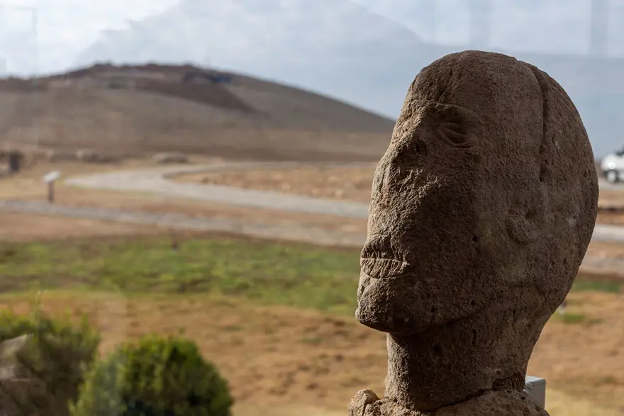 AĞZI DİKİLMİŞ HEYKEL  1