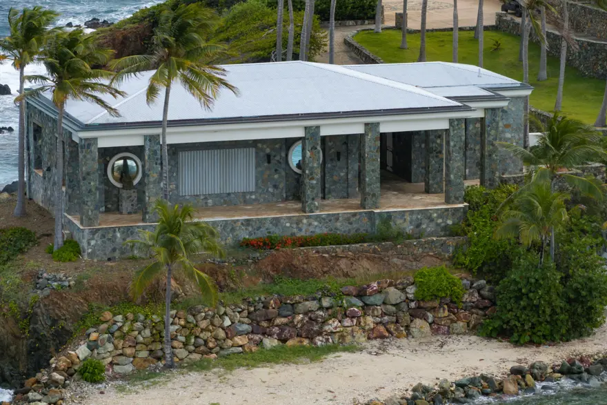 Epstein'ın kabus adasından ilk fotoğraflar 3