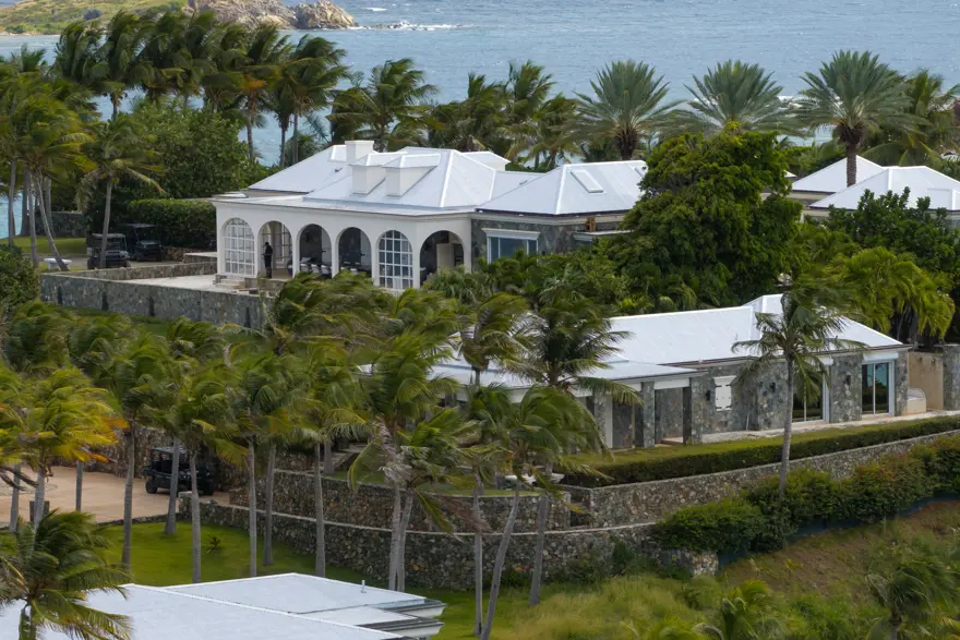 Epstein'ın kabus adasından ilk fotoğraflar 1