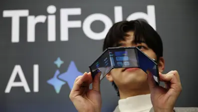 Telefondan tablete dönüşüyor, Samsung ilk üç katlı telefonunu tanıttı 