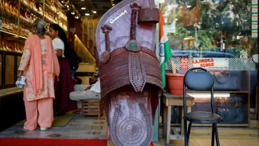 Ünlü moda devi krizi fırsata çevirdi, tepki çeken tasarım 930 dolara satışa çıkıyor 