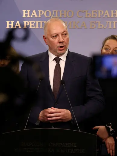 Euro&#x27;ya geçmeye hazırlanan Bulgaristan&#x27;da Başbakan Jelyazkov istifa etti