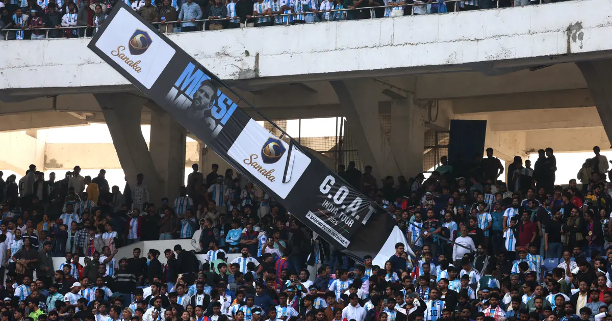 Messi coşkusu öfkeye dönüştü, kısa ziyaret sonrası sandalyeler havada uçuştu