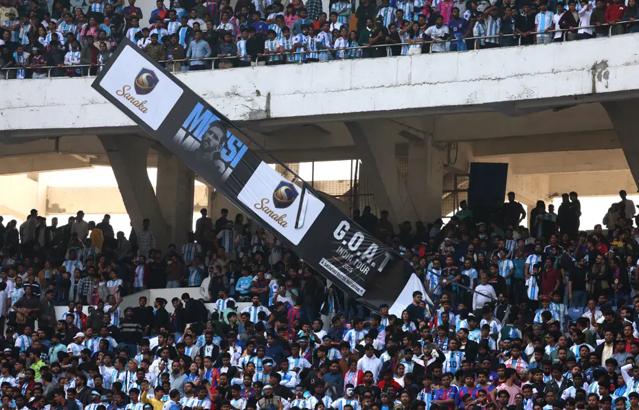 Messi coşkusu öfkeye dönüştü, kısa ziyaret sonrası sandalyeler havada uçuştu 