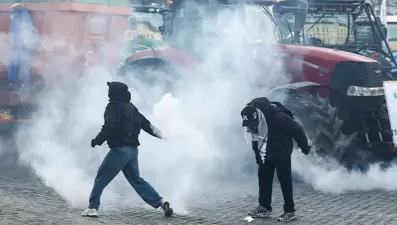 Avrupalı çiftçiler AB zirvesini traktörlerle protesto etti