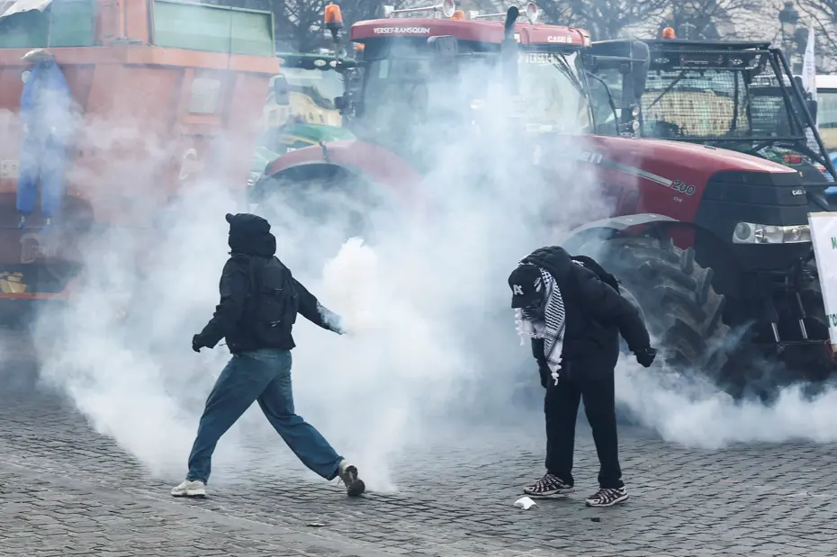 Avrupalı çiftçiler AB zirvesini traktörlerle protesto etti