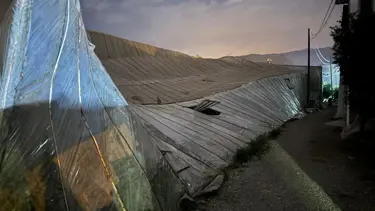 Mersin'de hortum: Seraları yıktı geçti