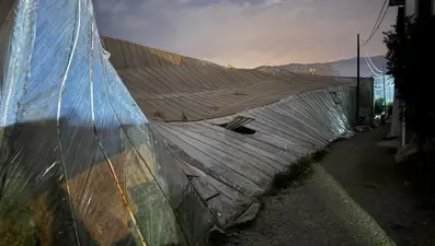 Mersin'de hortum: Seraları yıktı geçti