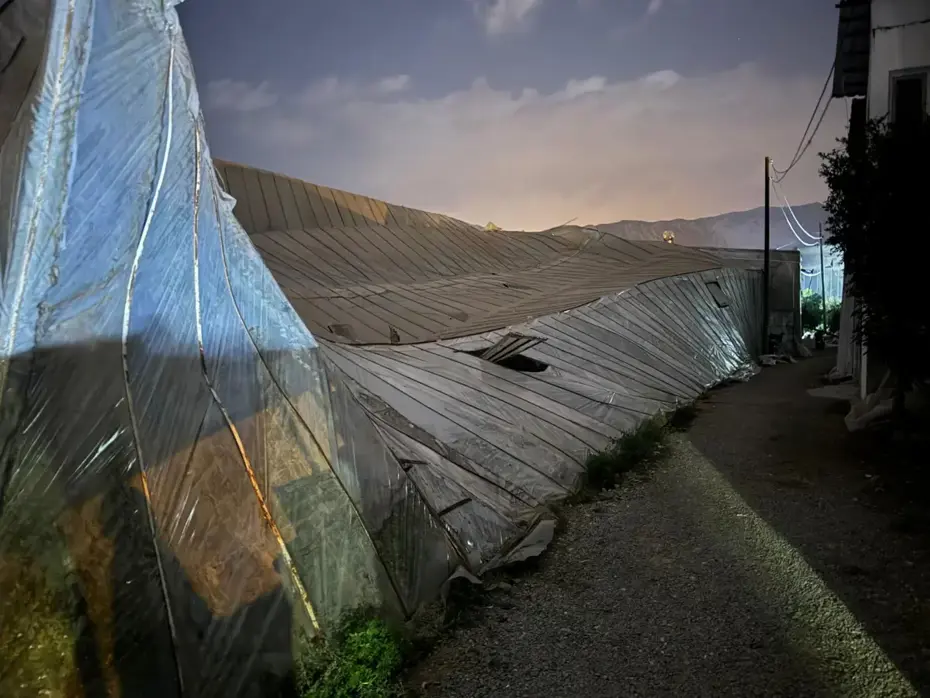 Mersin'de hortum: Seraları yıktı geçti