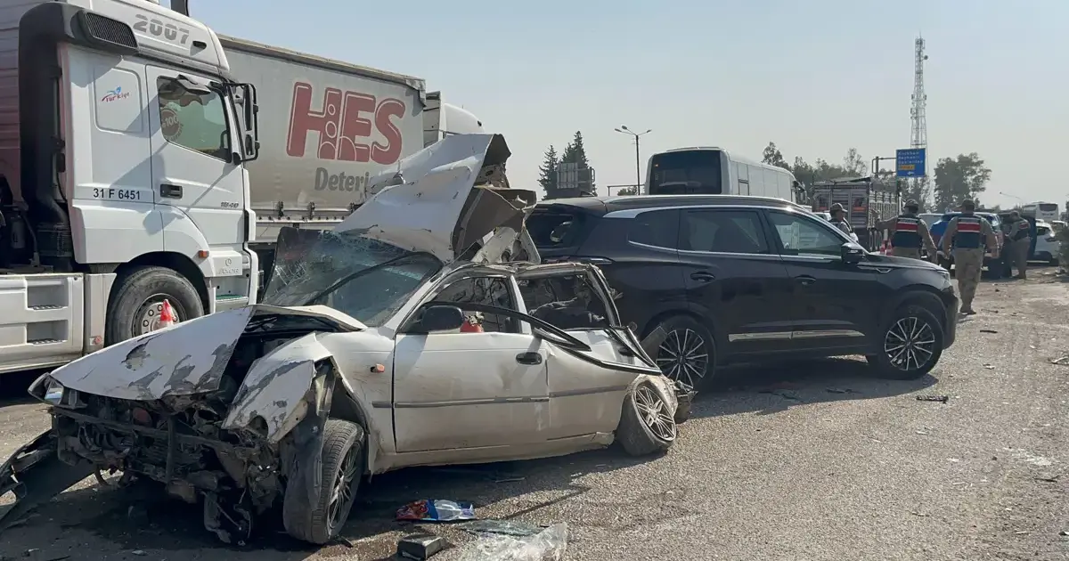 Kırmızı ışıkta feci kaza: Kamyon altı araca çarptı