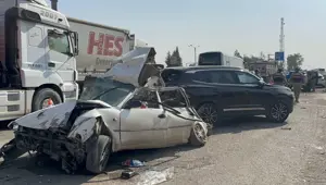 Kırmızı ışıkta feci kaza: Kamyon altı araca çarptı