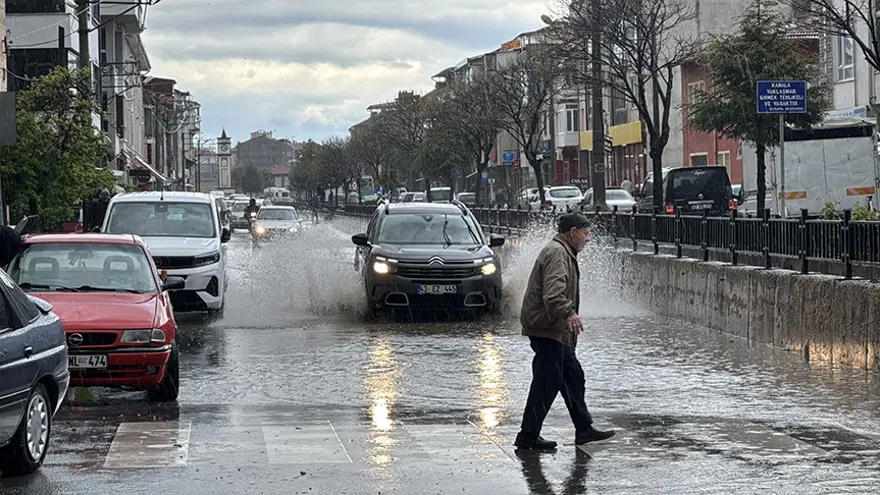 26 il için sarı ve turuncu kodlu uyarı. Sel ve su baskınlarına dikkat 