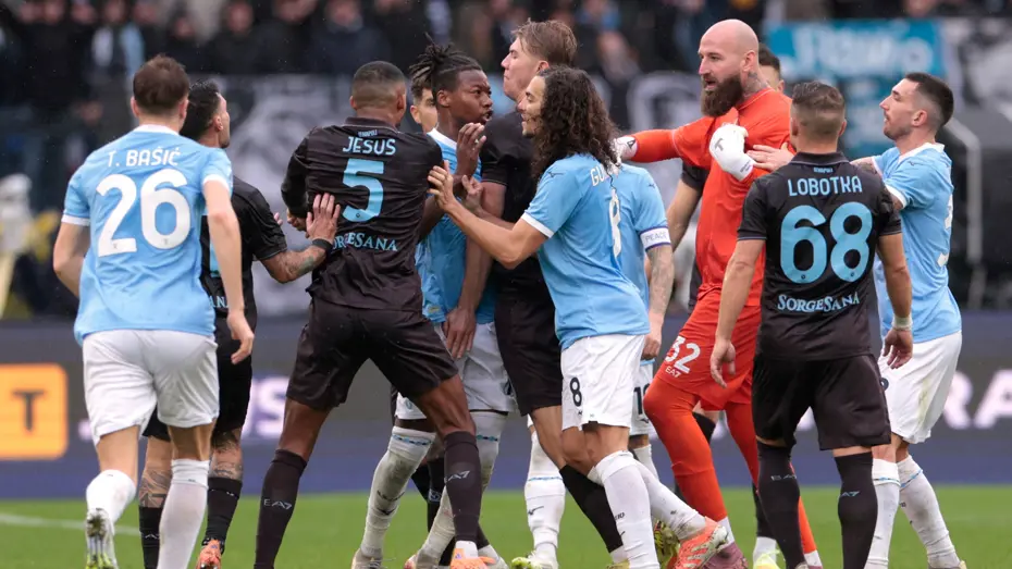 Hem Guendouzi hem Lang oynadı, üç gollü Lazio-Napoli maçında kırmızı kartlar havada uçuştu