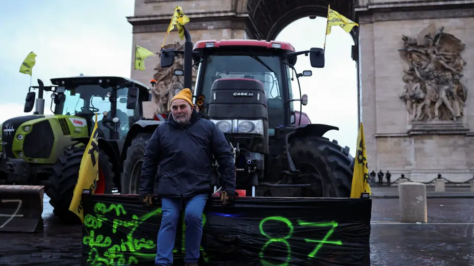 Fransız çiftçiler Paris sokaklarında