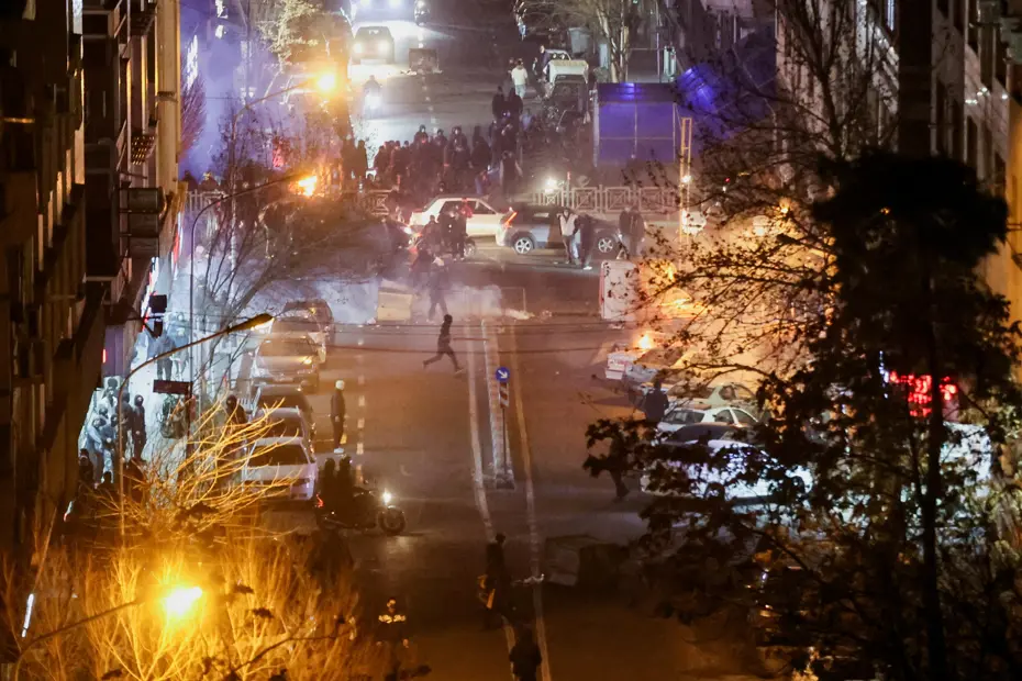 İran'da tansiyon düşmüyor! Ölü sayısı 500'ü geçti, yüzlerce dükkan yakıldı. ABD'den yeni gözdağı