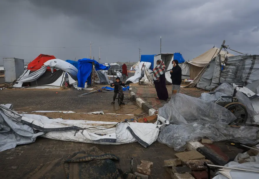 FIRTINA 7 BİNİ AŞKIN ÇADIRA ZARAR VERDİ 3