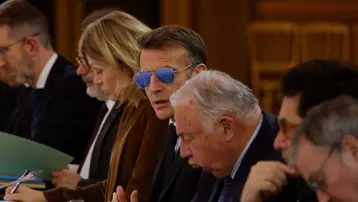 Macron toplantıya güneş gözlüğüyle damga vurdu