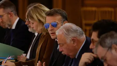 Macron toplantıya güneş gözlüğüyle damga vurdu