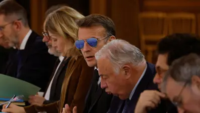 Macron toplantıya güneş gözlüğüyle damga vurdu