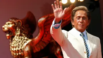 Bir renkle moda tarihine damga vurdu. "Son imparator" Valentino Garavani kimdir?